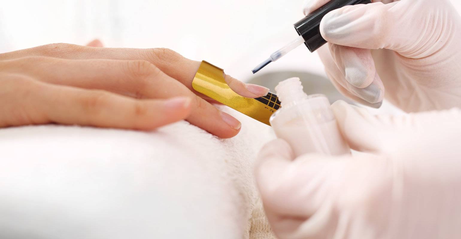 Dłonie z przedłużanymi paznokciami żelowymi o kształcie migdała, stylizacja w kolorze czerwonym, usługa dostępna w M Studio Monika Lendzion, Pacółtowo koło Nowego Miasta Lubawskiego